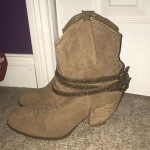 Hardly worn, tan cowgirl, ankle boots☺️